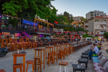 Ulcinj, Karadağ, 6 Temmuz 2023: Karadağ 'ın Ulcinj kentinde deniz kenarında gün batımı