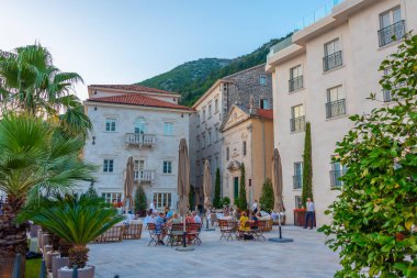 Perast, Karadağ, 7 Temmuz 2023: Karadağ 'ın Perast kasabasında gezinti alanı