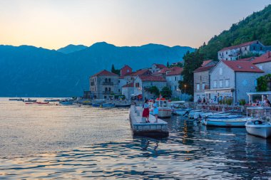 Perast, Karadağ, 7 Temmuz 2023: Karadağ 'ın Boka Kotorska körfezindeki Perast kasabasının gün batımı manzarası