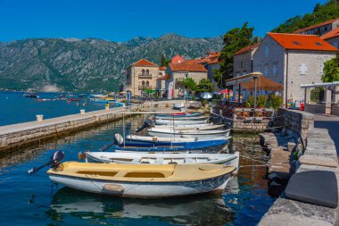 Perast, Karadağ, 8 Temmuz 2023: Karadağ 'ın Perast kasabasında gezinti güvertesi