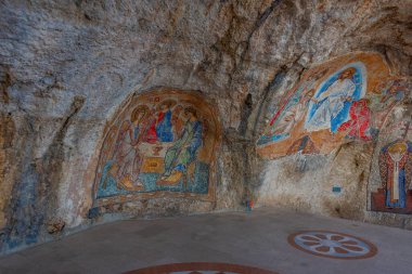 Ostrog, Karadağ, 10 Temmuz 2023: Karadağ 'daki Ostrog manastırında duvar resimleri
