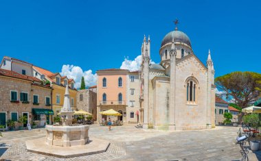 Herceg Novi, Karadağ, 4 Temmuz 2023: Aziz. Karadağ 'ın Herceg Novi kentindeki Belavista meydanında Michael Archangel Kilisesi