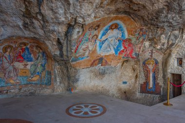 Ostrog, Karadağ, 10 Temmuz 2023: Karadağ 'daki Ostrog manastırında duvar resimleri