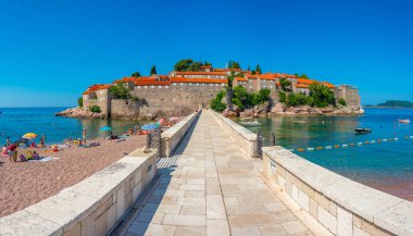 Sveti Stefan, Karadağ, 6 Temmuz 2023: Sveti Stefan 'ın Karadağ' daki manzarası