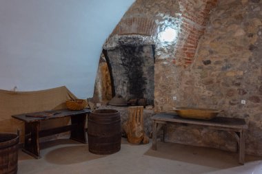 Hunedoara, Romanya, 9 Ağustos 2023: Romanya 'nın Hunedoara kentindeki Korvin şatosunun içi