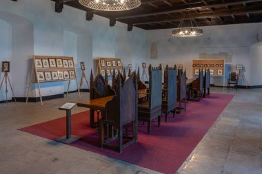 Hunedoara, Romanya, 9 Ağustos 2023: Romanya 'nın Hunedoara kentindeki Korvin şatosunun içi