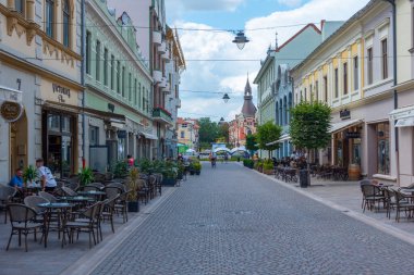 Oradea, Romanya, 10 Ağustos 2023: Romanya 'nın Oradea kasabasının merkezinde yaya caddesi