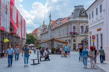 Oradea, Romanya, 10 Ağustos 2023: Romanya 'nın Oradea kasabasının merkezinde yaya caddesi