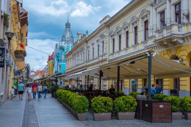 Oradea, Romanya, 10 Ağustos 2023: Romanya 'nın Oradea kasabasının merkezinde yaya caddesi