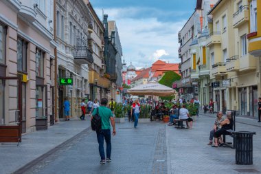 Oradea, Romanya, 10 Ağustos 2023: Romanya 'nın Oradea kasabasının merkezinde yaya caddesi