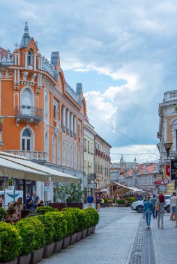 Oradea, Romanya, 10 Ağustos 2023: Romanya 'nın Oradea kasabasının merkezinde yaya caddesi