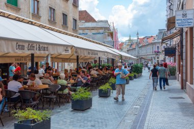 Oradea, Romanya, 10 Ağustos 2023: Romanya 'nın Oradea kasabasının merkezinde yaya caddesi