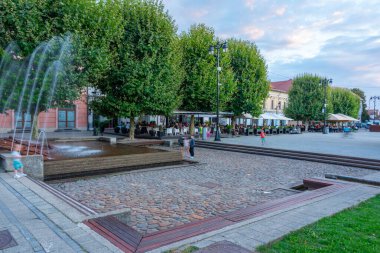 Baia Mare, Romanya, 10 Ağustos 2023: Romanya 'nın Baia Mare kentindeki ana meydanın gün batımı manzarası