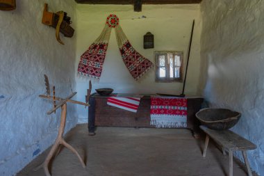 Baia Mare, Romanya, 11 Ağustos 2023: Romanya 'daki Baia Mare Village Museum' da bir evin içi