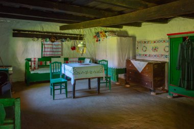 Baia Mare, Romanya, 11 Ağustos 2023: Romanya 'daki Baia Mare Village Museum' da bir evin içi