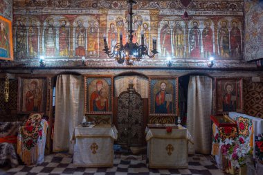 Desesti, Romanya, 11 Ağustos 2023: Romanya 'nın Desesti kentindeki Kutsal Paraskeva Kilisesi' nin İçi