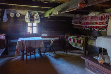 Sighetu Marmatiei, Romanya, 11 Ağustos 2023: Romanya 'nın Sighetu Marmatiei kentindeki Maramures Village Museum' da bir evin içi