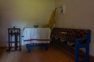 Sighetu Marmatiei, Romanya, 11 Ağustos 2023: Romanya 'nın Sighetu Marmatiei kentindeki Maramures Village Museum' da bir evin içi