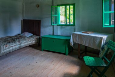 Sighetu Marmatiei, Romanya, 11 Ağustos 2023: Romanya 'nın Sighetu Marmatiei kentindeki Maramures Village Museum' da bir evin içi