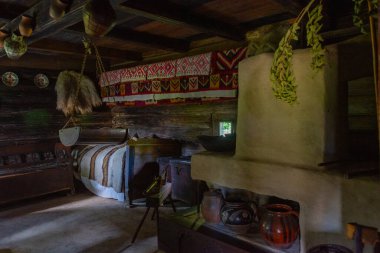 Sighetu Marmatiei, Romanya, 11 Ağustos 2023: Romanya 'nın Sighetu Marmatiei kentindeki Maramures Village Museum' da bir evin içi