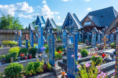 Sapanta, Romanya, 11 Ağustos 2023: Romanya 'nın Sapanta köyündeki Merry mezarlığında süslenmiş mezar taşları