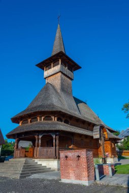 Sapanta, Romanya, 11 Ağustos 2023: Tanrı 'nın Doğumu Kilisesi ve Romanya' nın Sapanta köyündeki Merry mezarlığında süslenmiş mezar taşları