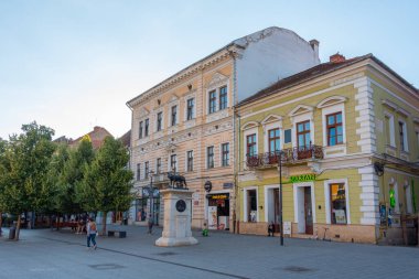 Cluj-Napoca, Romanya, 12 Ağustos 2023: İnsanlar Romanya 'nın Cluj-Napoca kentindeki bir sokakta güneşli bir günün tadını çıkarıyorlar