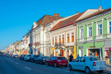Cluj-Napoca, Romanya, 12 Ağustos 2023: İnsanlar Romanya 'nın Cluj-Napoca kentindeki bir sokakta güneşli bir günün tadını çıkarıyorlar