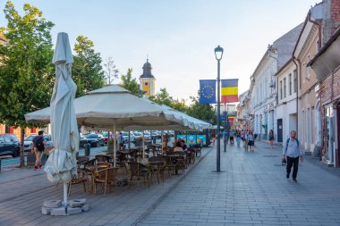 Cluj-Napoca, Romanya, 12 Ağustos 2023: İnsanlar Romanya 'nın Cluj-Napoca kentindeki bir sokakta güneşli bir günün tadını çıkarıyorlar