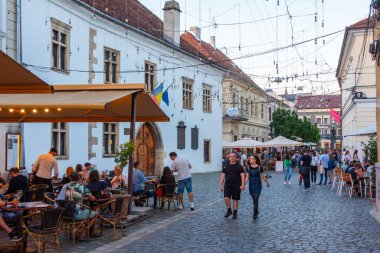 Cluj-Napoca, Romanya, 12 Ağustos 2023: Romanya 'nın Cluj-Napoca kentindeki bir caddenin gün batımı manzarası