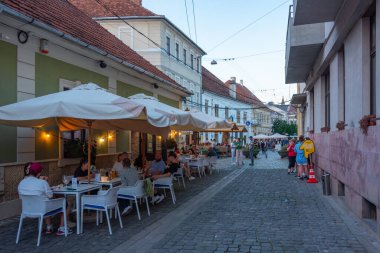 Cluj-Napoca, Romanya, 12 Ağustos 2023: Romanya 'nın Cluj-Napoca kentindeki bir caddenin gün batımı manzarası