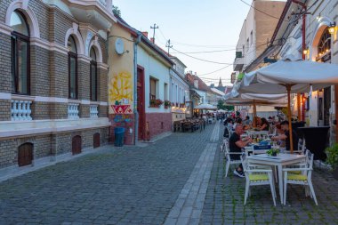 Cluj-Napoca, Romanya, 12 Ağustos 2023: Romanya 'nın Cluj-Napoca kentindeki bir caddenin gün batımı manzarası