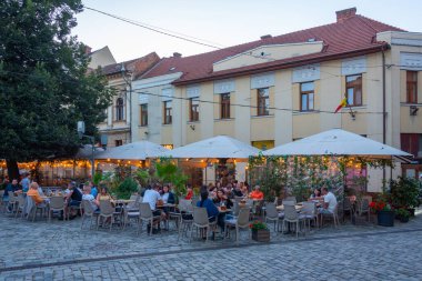 Cluj-Napoca, Romanya, 12 Ağustos 2023: Romanya 'nın Cluj-Napoca kentindeki bir caddenin gün batımı manzarası