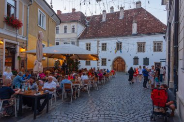 Cluj-Napoca, Romanya, 12 Ağustos 2023: Romanya 'nın Cluj-Napoca kentindeki bir caddenin gün batımı manzarası