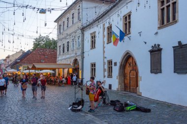 Cluj-Napoca, Romanya, 12 Ağustos 2023: Romanya 'nın Cluj-Napoca kentindeki bir caddenin gün batımı manzarası