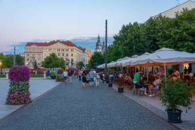 Cluj-Napoca, Romanya, 12 Ağustos 2023: Romanya 'nın Cluj-Napoca kentindeki Piata Unirii meydanının gün batımı manzarası
