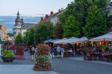 Cluj-Napoca, Romanya, 12 Ağustos 2023: Romanya 'nın Cluj-Napoca kentindeki Piata Unirii meydanının gün batımı manzarası