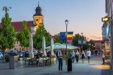 Cluj-Napoca, Romanya, 12 Ağustos 2023: Romanya 'nın Cluj-Napoca kentindeki Bulevardul Eroilor' da günbatımı