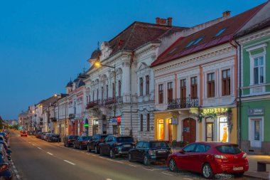 Cluj-Napoca, Romanya, 12 Ağustos 2023: Romanya 'nın Cluj-Napoca kentindeki Bulevardul Eroilor' da günbatımı