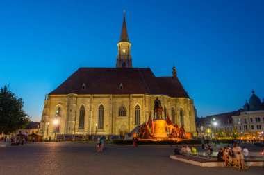 Cluj-Napoca, Romanya, 12 Ağustos 2023: Romanya 'nın Cluj-Napoca kentindeki Aziz Michael kilisesinin gün batımı manzarası