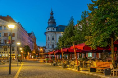 Cluj-Napoca, Romanya, 12 Ağustos 2023: Romanya 'nın Cluj-Napoca kentindeki Piata Unirii meydanının gün batımı manzarası