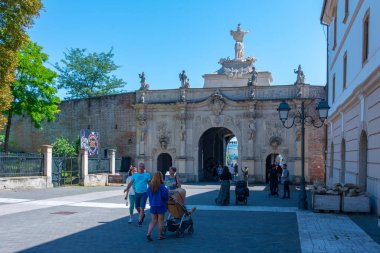 Alba Iulia, Romanya, 13 Ağustos 2023: Romanya 'daki Alba Iulia kalesine açılan kapı