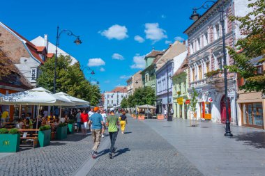 Sibiu, Romanya, 13 Ağustos 2023: İnsanlar Romanya 'nın Sibiu kentindeki bir sokakta güneşli bir günün tadını çıkarıyorlar