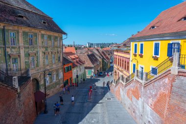 Sibiu, Romanya, 13 Ağustos 2023: İnsanlar Romanya 'nın Sibiu kentindeki bir sokakta güneşli bir günün tadını çıkarıyorlar