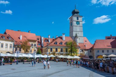 Sibiu, Romanya, 13 Ağustos 2023: Romanya 'nın Sibiu kentindeki Piata Mica' da yaz günü