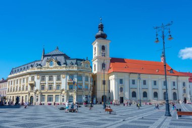 Sibiu, Romanya, 13 Ağustos 2023: Romanya 'nın Sibiu kentinde Piata Mare' de yaz günü