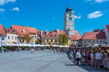 Sibiu, Romanya, 13 Ağustos 2023: Romanya 'nın Sibiu kentindeki Piata Mica' da yaz günü