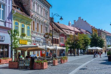 Sibiu, Romanya, 13 Ağustos 2023: İnsanlar Romanya 'nın Sibiu kentindeki bir sokakta güneşli bir günün tadını çıkarıyorlar