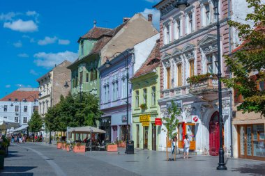 Sibiu, Romanya, 13 Ağustos 2023: İnsanlar Romanya 'nın Sibiu kentindeki bir sokakta güneşli bir günün tadını çıkarıyorlar