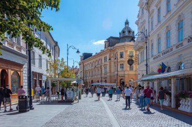 Sibiu, Romanya, 13 Ağustos 2023: İnsanlar Romanya 'nın Sibiu kentindeki bir sokakta güneşli bir günün tadını çıkarıyorlar